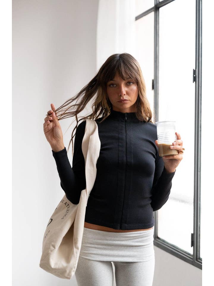 Black Invisible Zip Jacket en Negro for wholesale on Faire3