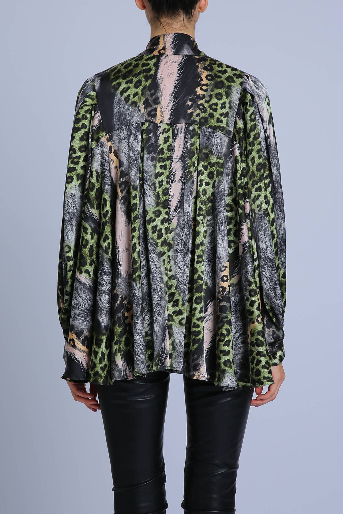 Vert Blouse en satin à col papillon imprimé léopard et fourrure PC2555 en vente sur Faire1