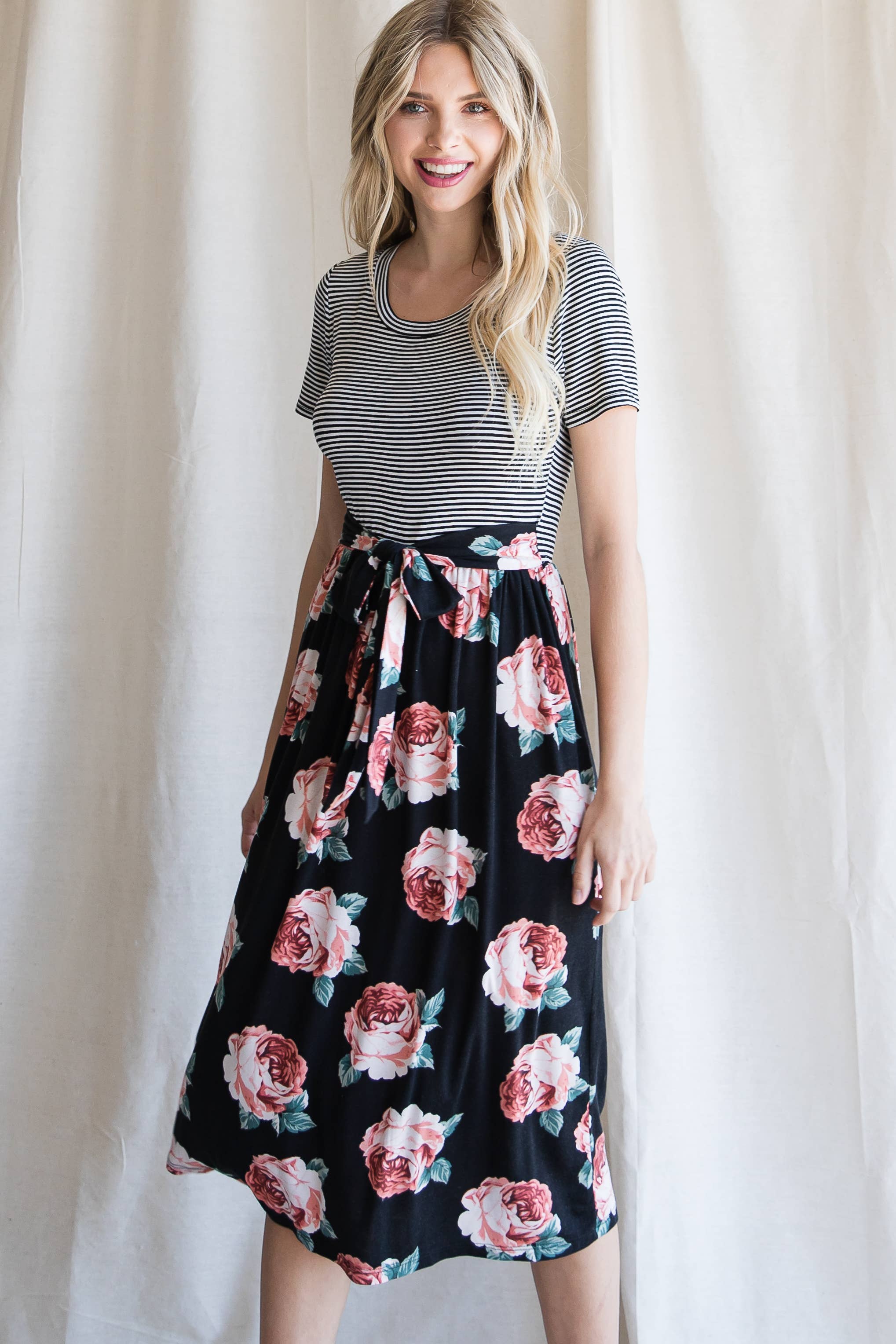 7th Ray - Vendita all'ingrosso Vestito - Donna - Abito Midi a Linea ad A Fiori con Cintura in Vita e Maniche Corte D419917