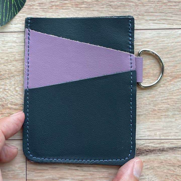 Læder kantet kortholder med 3 slots marineblå og lilla for engroshandel hos Mally Designs