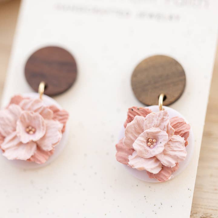 Crafted From Faith, LLC - Venta al por mayor Pendientes colgantes - Colgantes de clavel