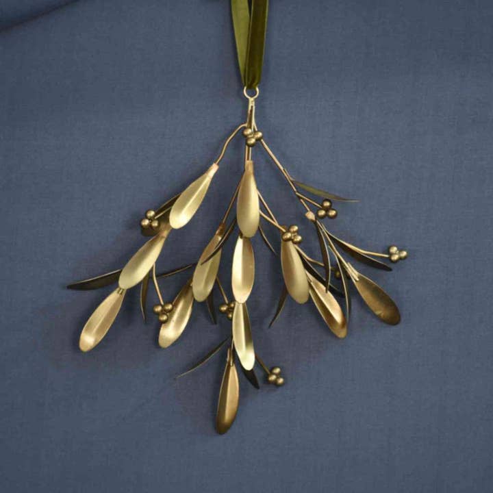 CLASSIC MISLETOE ORNAMENT GOLDEN for wholesale by Lila Rasa