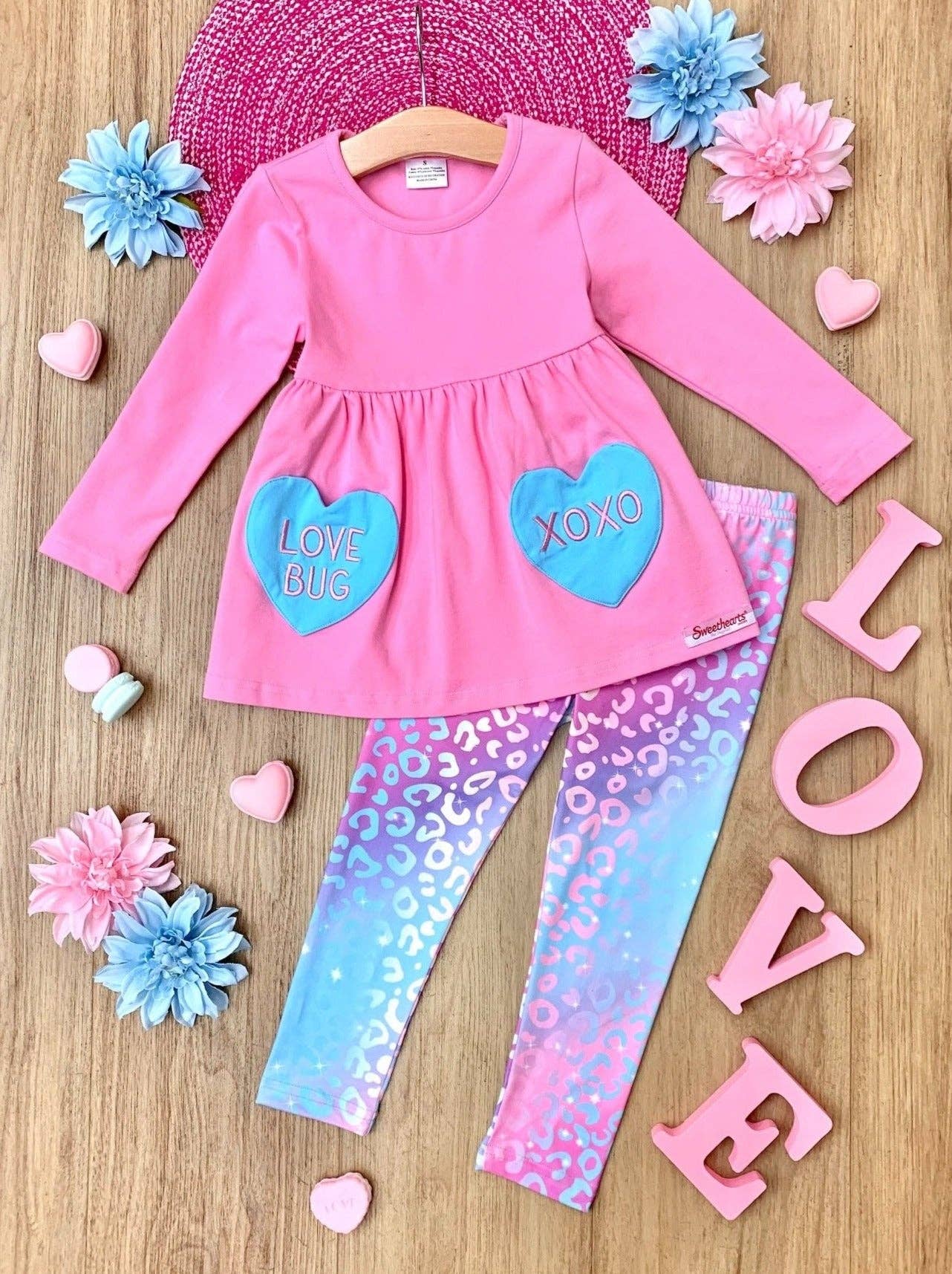 Rosa quente Conjunto de legging Sweethearts x Mia Belle Girls Love Bug para venda a revendedores na Faire5