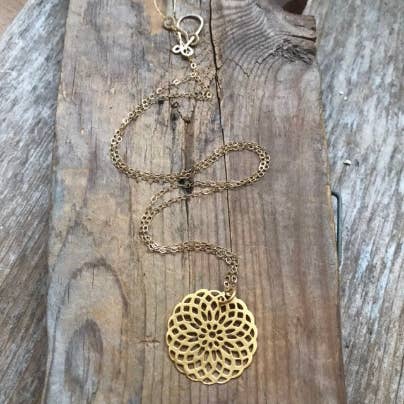 Fuchsia Bloom Studio - Vendita all'ingrosso Collana con ciondolo/pendaglio - Collana Mandala in oro Zen Jewelry