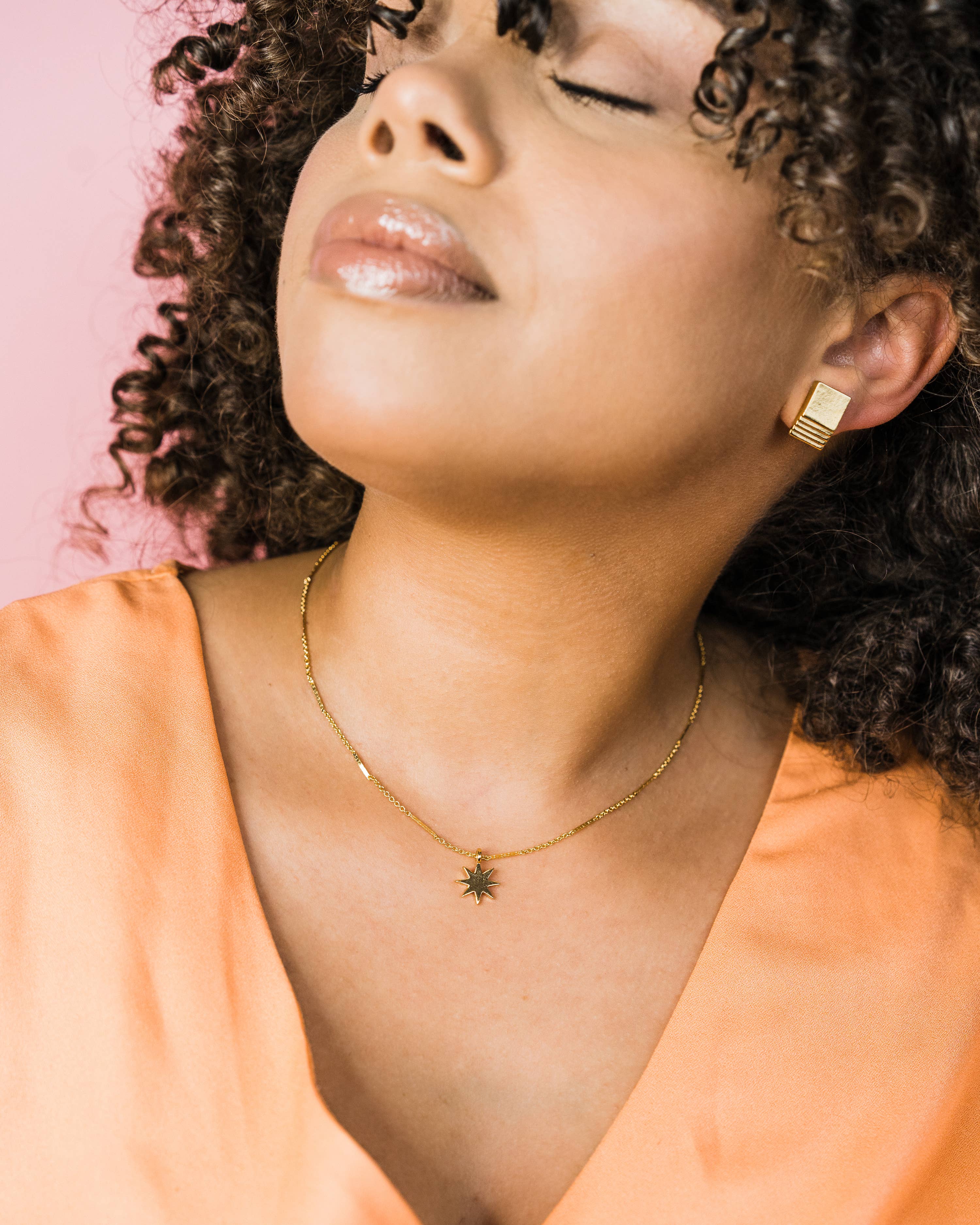 VUE by SEK - Vendita all'ingrosso Orecchini a bottone - Orecchini a perno quadrati a strati (disponibili in oro e rodio)2