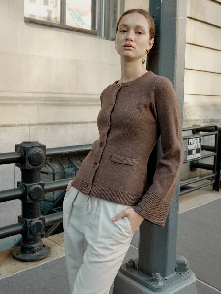 MOD REF – Engroshandel Cardigan - Dame – The Tyler Cardigan | Kvindesweater med klokkeærmer og knapper25