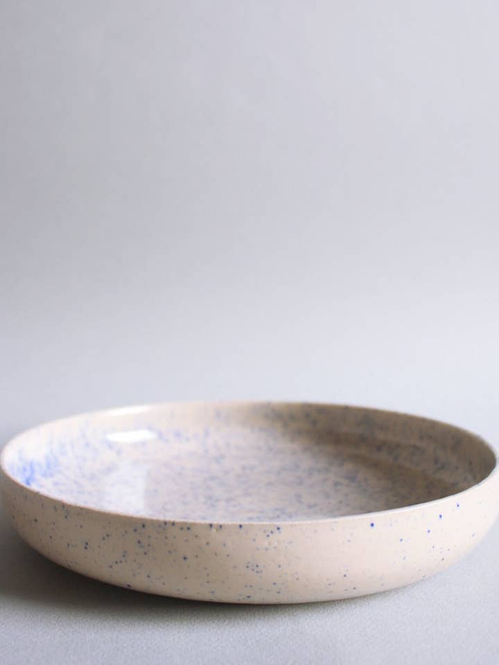 Nudelschale aus beige Steinzeug mit blau gesprenkelter Glasur für den Großhandel von andrea frieling ceramics