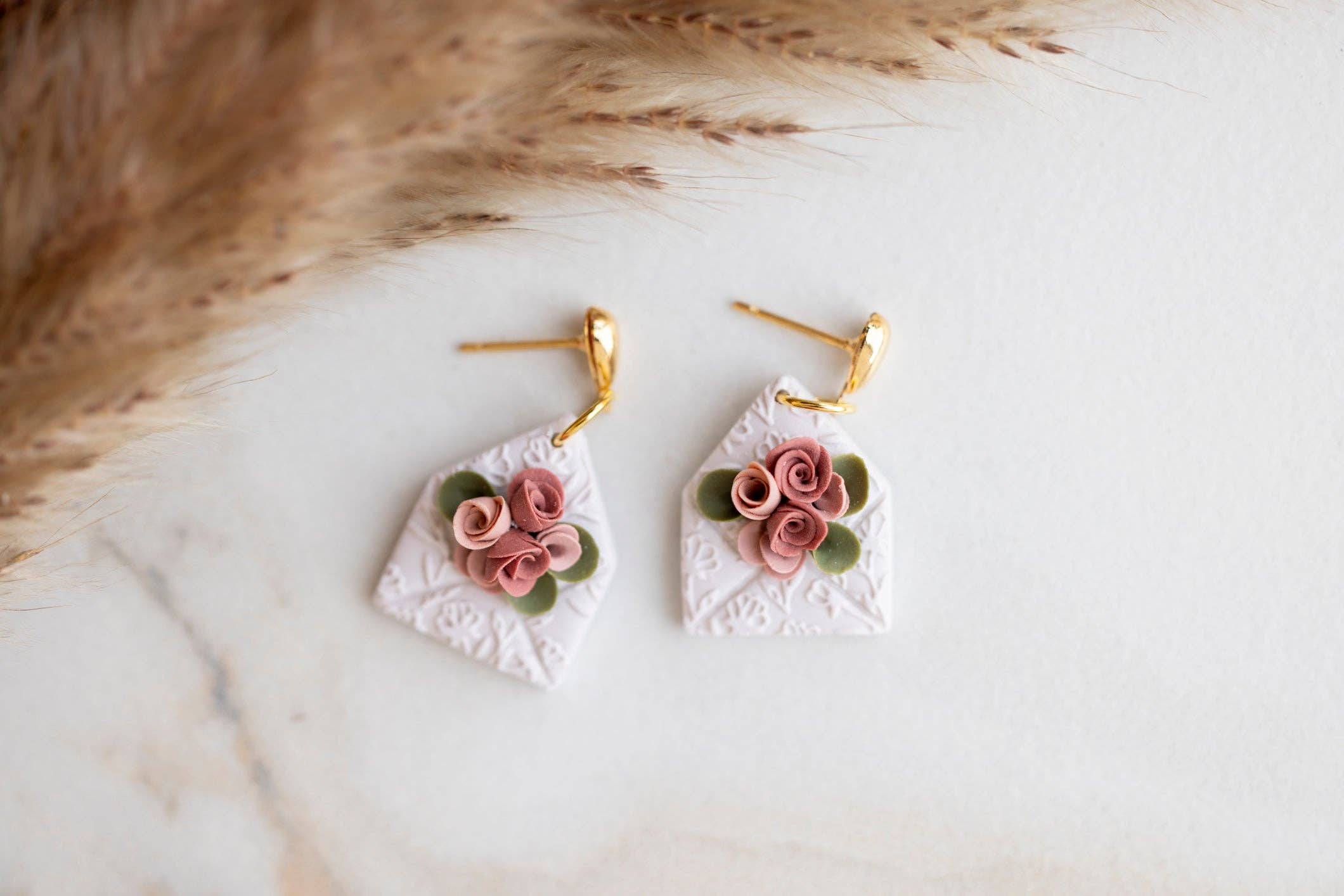 Crafted From Faith, LLC – Großhandel Ohrhänger – Schöne Buchstabenblumen1