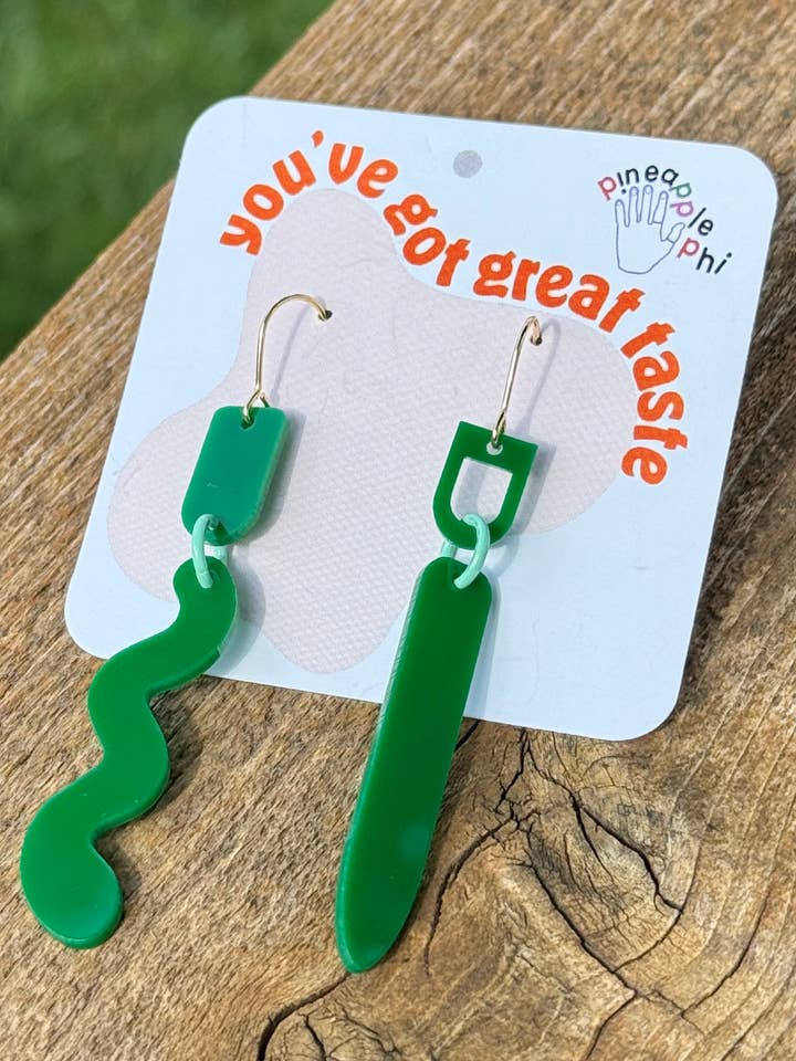 Orecchini Geometrici Divertenti e Stravaganti in Acrilico Verde Scompagnati per la vendita all'ingrosso da parte di Pineapple Phi