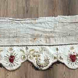 Antikes vietnamesisches katholisches Altartentextil mit Malteserkreuzen, Design: Heilige Herzen, authentisches kirchliches Tuch für den Großhandel von The Niger Bend