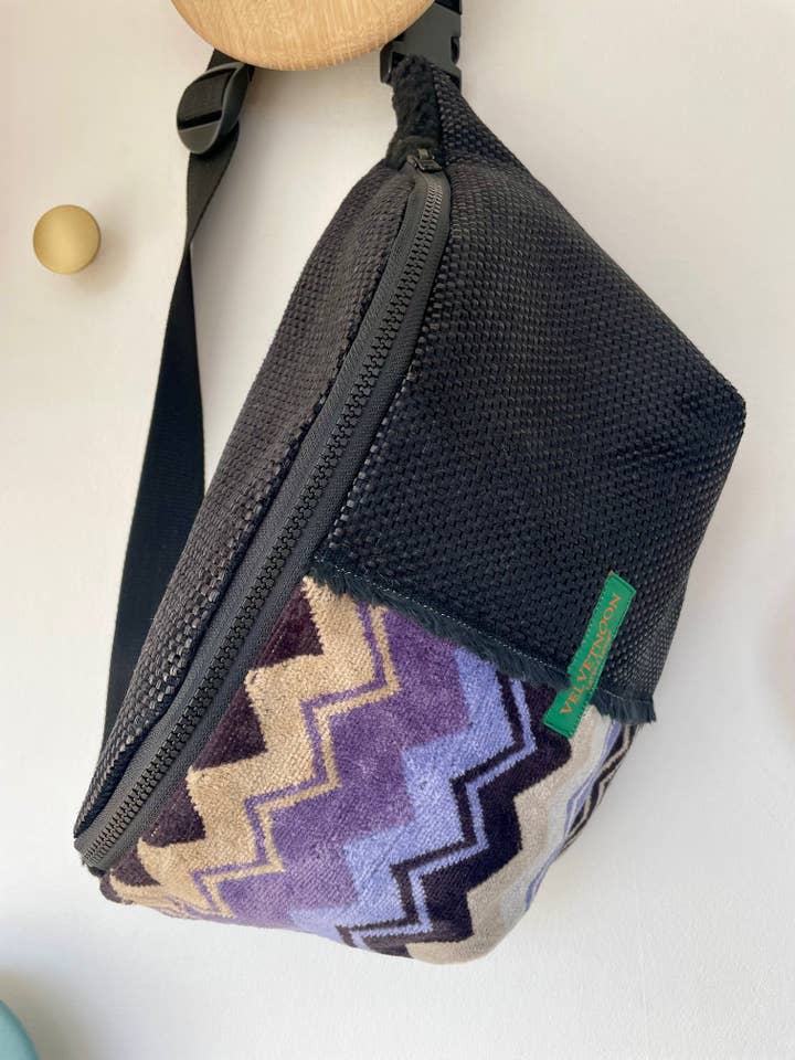 Bumbag Mute Swan von Velvetnoon für den Großhandel von Velvetnoon