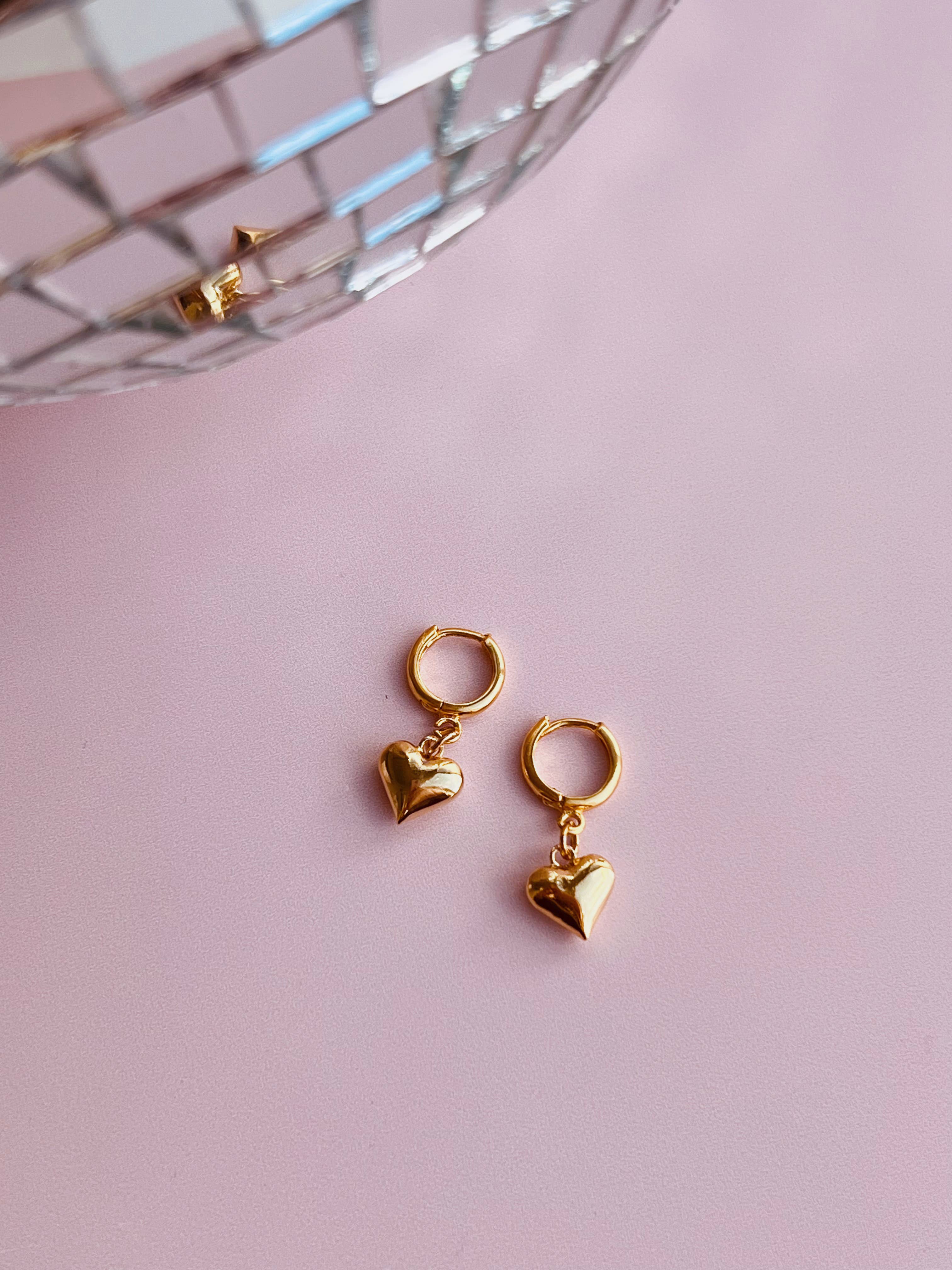 Golden Hour Designs - Vendita all'ingrosso Orecchini a cerchietto - Orecchini Huggie vintage a forma di cuore, per San Valentino, carini e alla moda3