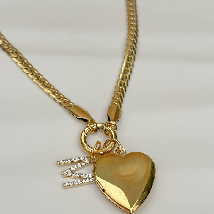 Collier Pendentif Médaillon Cœur Initiale pour la vente par Rune and Light