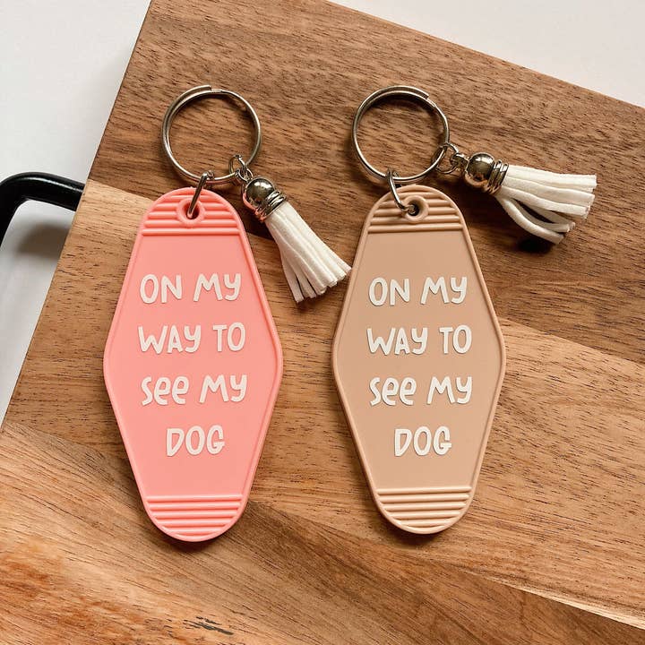 Sulla mia strada per vedere il mio cane Portachiavi a forma di chiave di motel rétro per la vendita all'ingrosso da parte di Tiny Acres Co