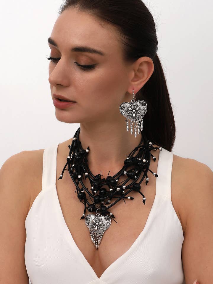 Set de bijoux fait main argenté cœur avec collier et boucles d’oreilles pour la vente par AVENS