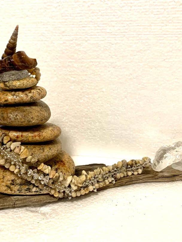 Stile da giardino in feldspato con quarzo trasparente, cristalli e vetro marino su RI Driftwood per la vendita all'ingrosso da parte di Cairns & Creations by ECW