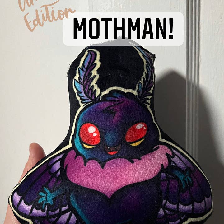 The Cuddle Cult – Großhandel Kuschel-/Plüschtier – Kind & Baby – Minky Mothman Kuschelplüsch in limitierter Auflage