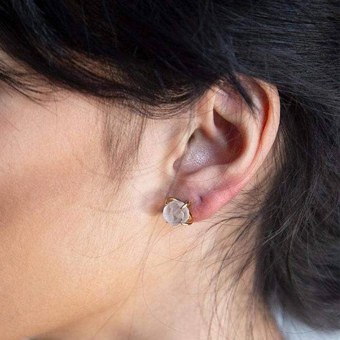 Admiral Row Jewelry - Vente Clous d'oreille - Clous d'oreilles à tige en forme de griffe en or et pierres semi-précieuses en quartz blanc - Bijouterie1
