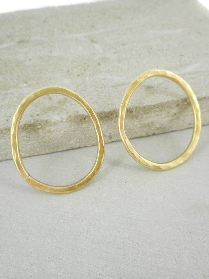 Oval studs for wholesale by Dos Pinceles