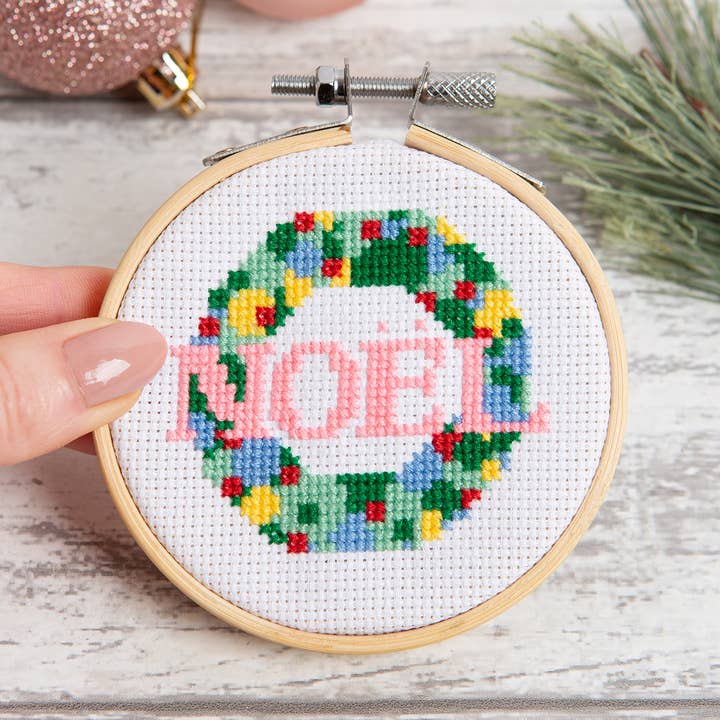 Noel Kranz Weihnachten 3-Zoll-Reifen Anfänger Kreuzstich-Set für den Großhandel von Wool Couture Company