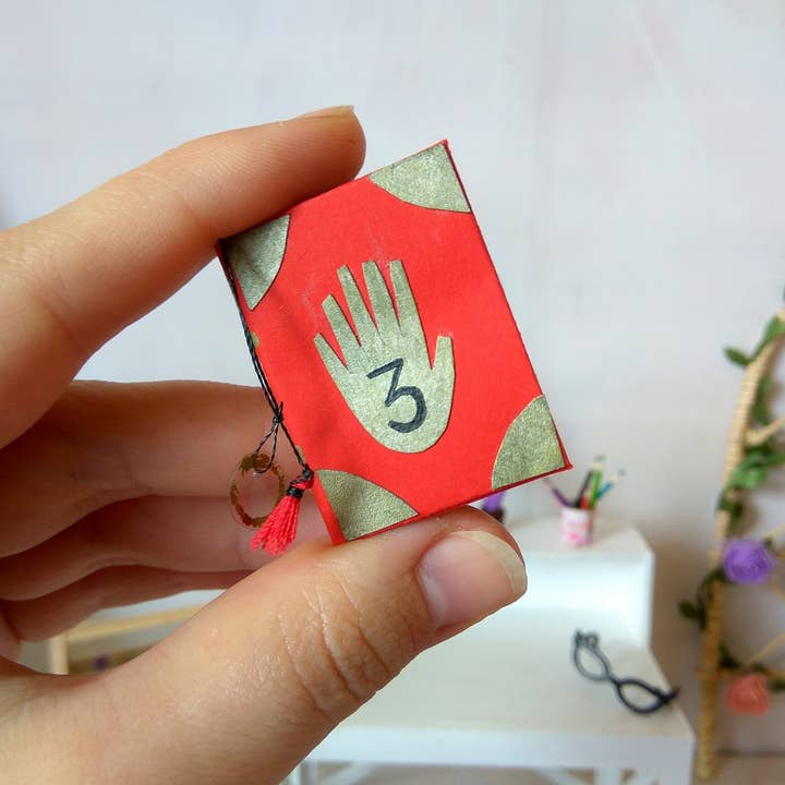 Lenasminiland - Vente Accessoire de poupée – enfant - Livre d'automne miniature Gravity avec pages de texte. Mystery Shack11