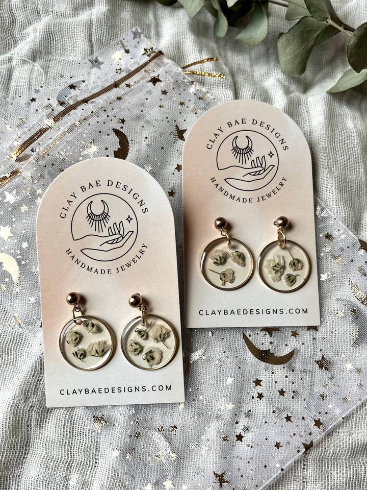 Borchie a sfera dorate Babies Breath per la vendita all'ingrosso da parte di Clay Bae Designs