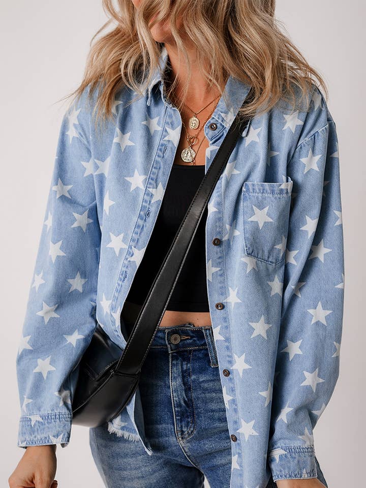 Veste en jean à ourlet brut légèrement délavé à imprimé étoilé pour la vente par Umorger