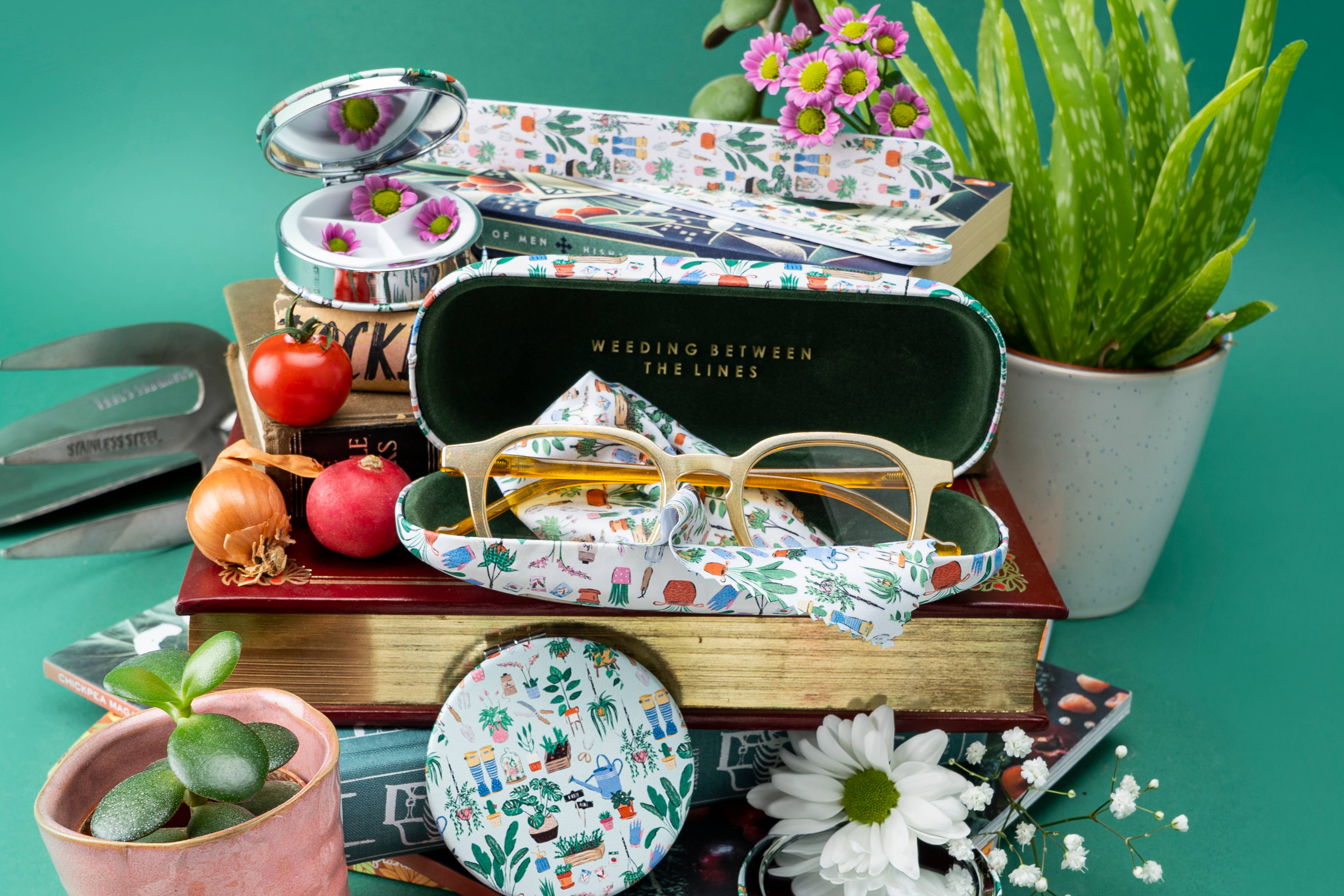 CGB Giftware - Venta al por mayor Funda/estuche para gafas - Unisex - Estuche para gafas 'Weeding Between...' de The Potting Shed1