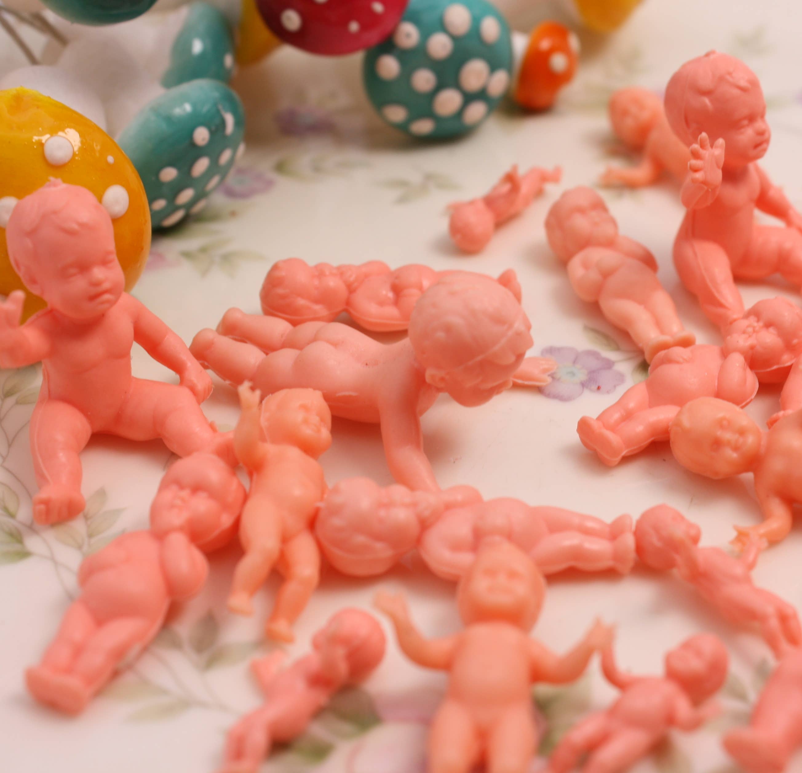 Meyer Imports - Vente Poupée – enfant - Bébé - Ensemble de 24 pièces - 1" de hauteur - Mini poupées rétro - IV3-36705