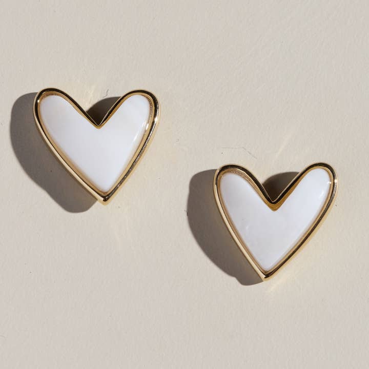 Vit agat Sweetheart Studs för wholesale av Nickel and Suede