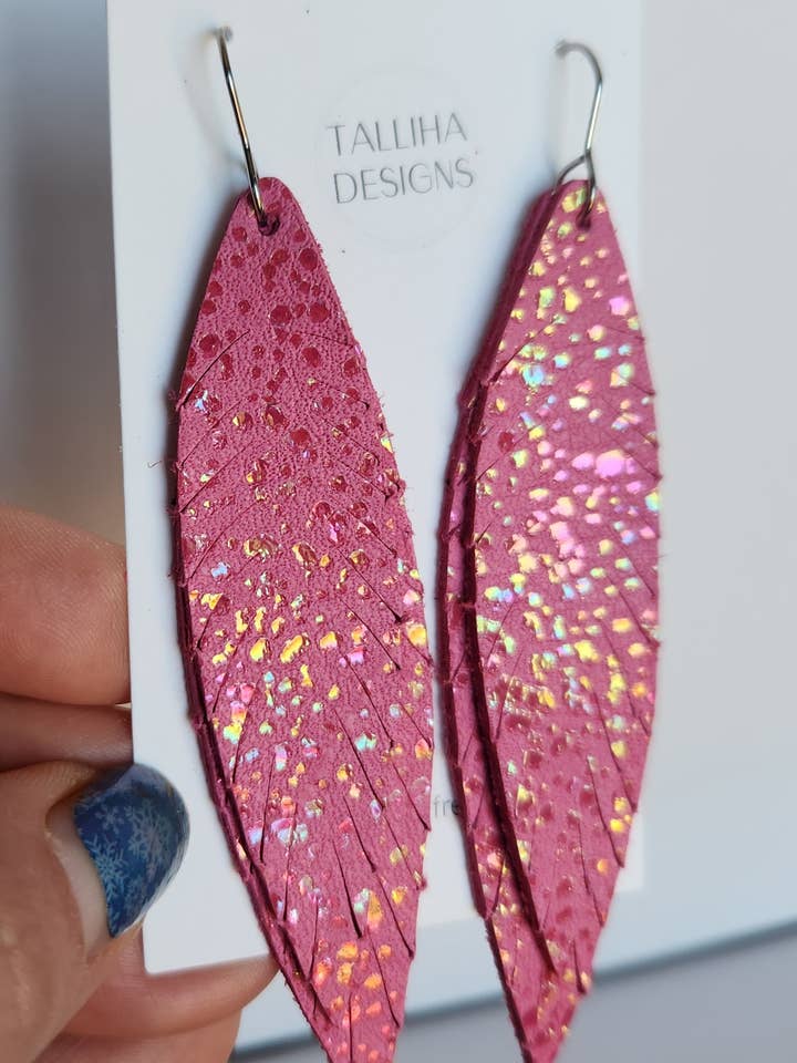 Boucles d'oreilles bohèmes en cuir véritable rose effet irisé avec franges en plumes pour la vente par Talliha Designs