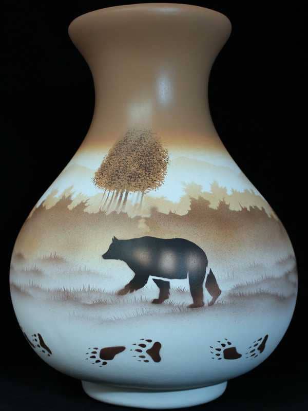 Vase 67136 Pistes de Campagne Ours 10 1/2 x 14 1/2 pour la vente par Cedar Mesa Pottery