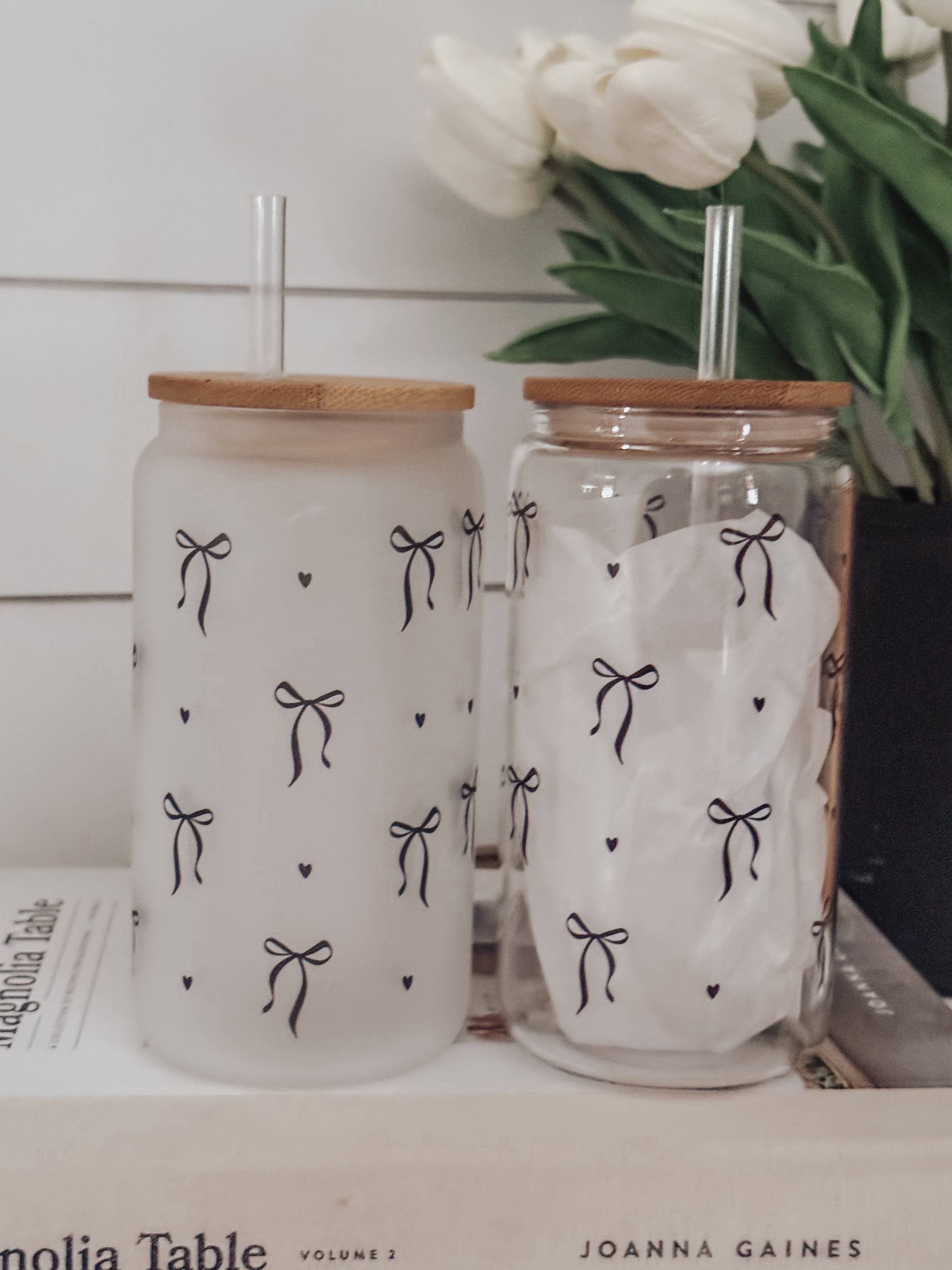 Emma K Designs - Vente Verre/tasse - Tasse en verre de 16 oz avec couvercle en bambou "Black Bows"3
