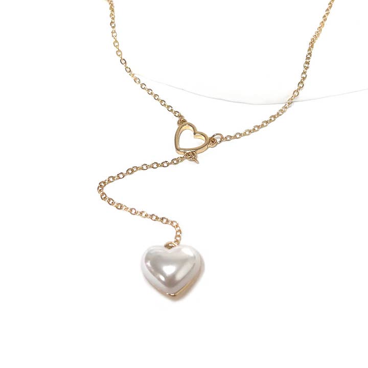 Collier long en forme de goutte en forme de cœur perlé en forme de pour la vente par StarryNYC