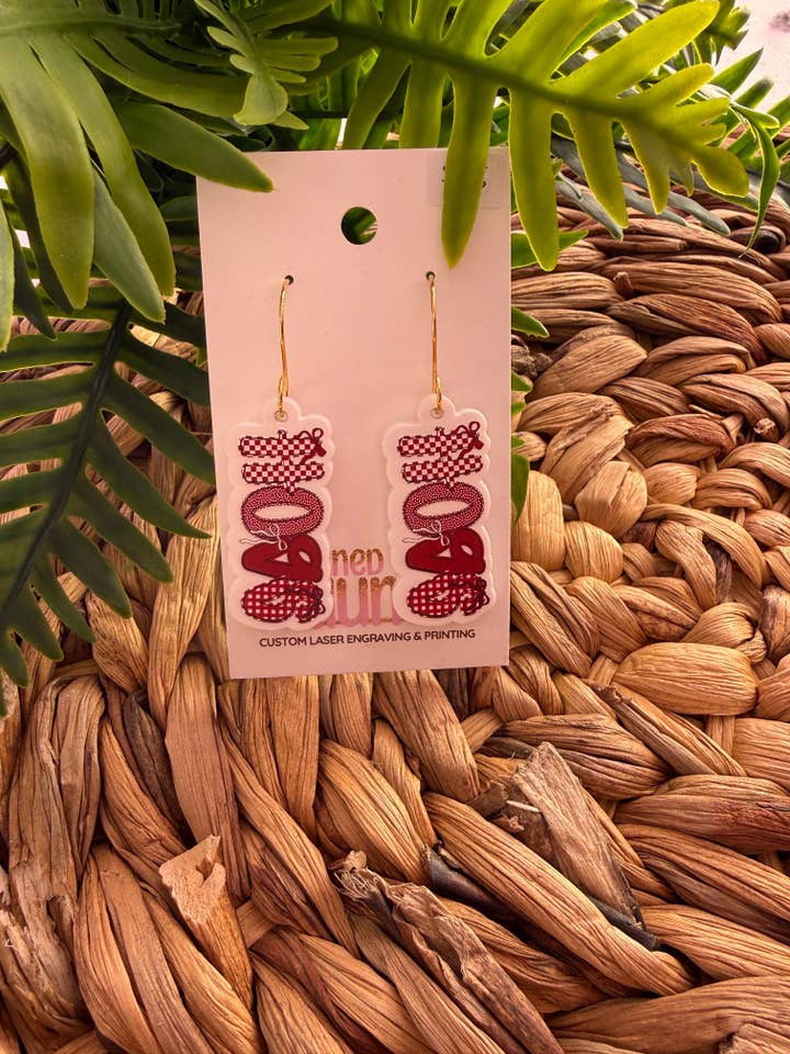 Boucles d'oreilles pendantes en acrylique avec esprit d'équipe des Hogs imprimées en UV pour la vente par Designed To Flaunt