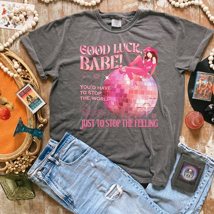 The Modern Maker - Venta al por mayor Camiseta estampada - Mujer - Buena suerte, cariño. Camisa estampada Chappell Roan
