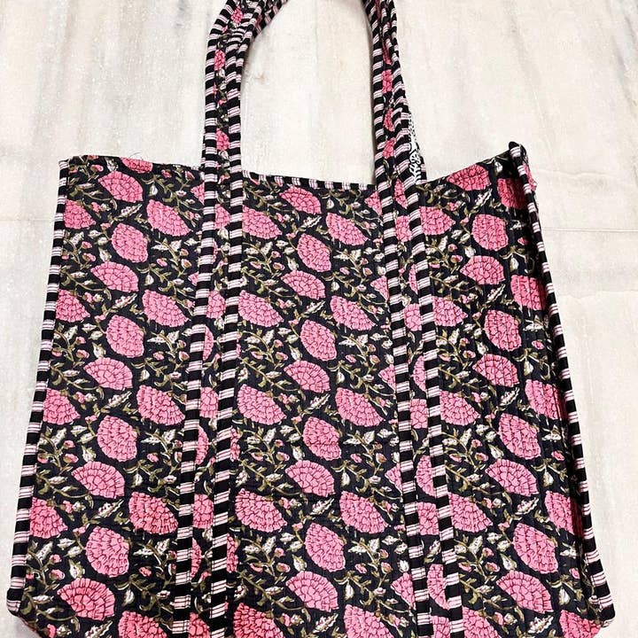 Saco de Algodão Acolchoado com Estampa Floral Preta e Rosa por atacado de Ayras World