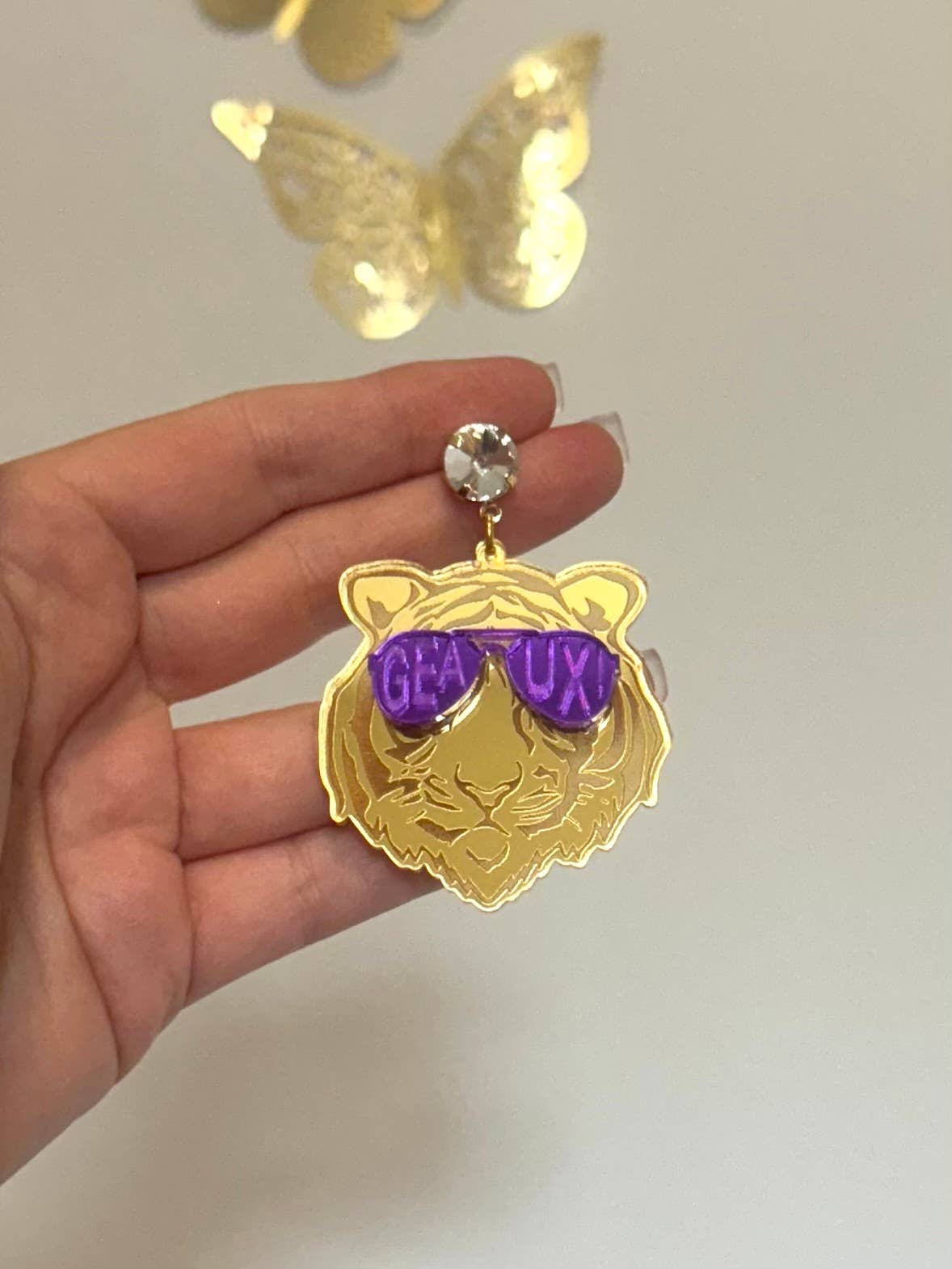 Louie Love - Vente Boucles d'oreilles pendantes - Boucles d'oreilles Rockstar Geaux en forme de tête de tigre en acrylique doré et violet7