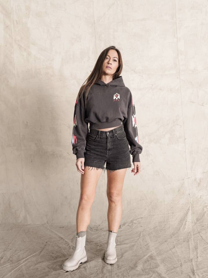 Zwei Pfeile Grauer Kurzer Hoodie für den Großhandel von Thunder Voice Hat Co.