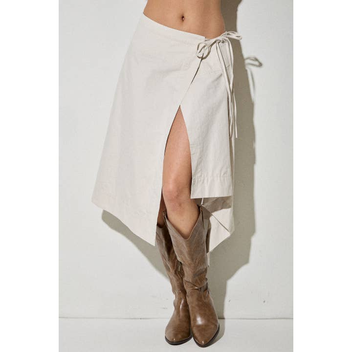 Jupe portefeuille asymétrique pour la vente par SKYLAR ROSE