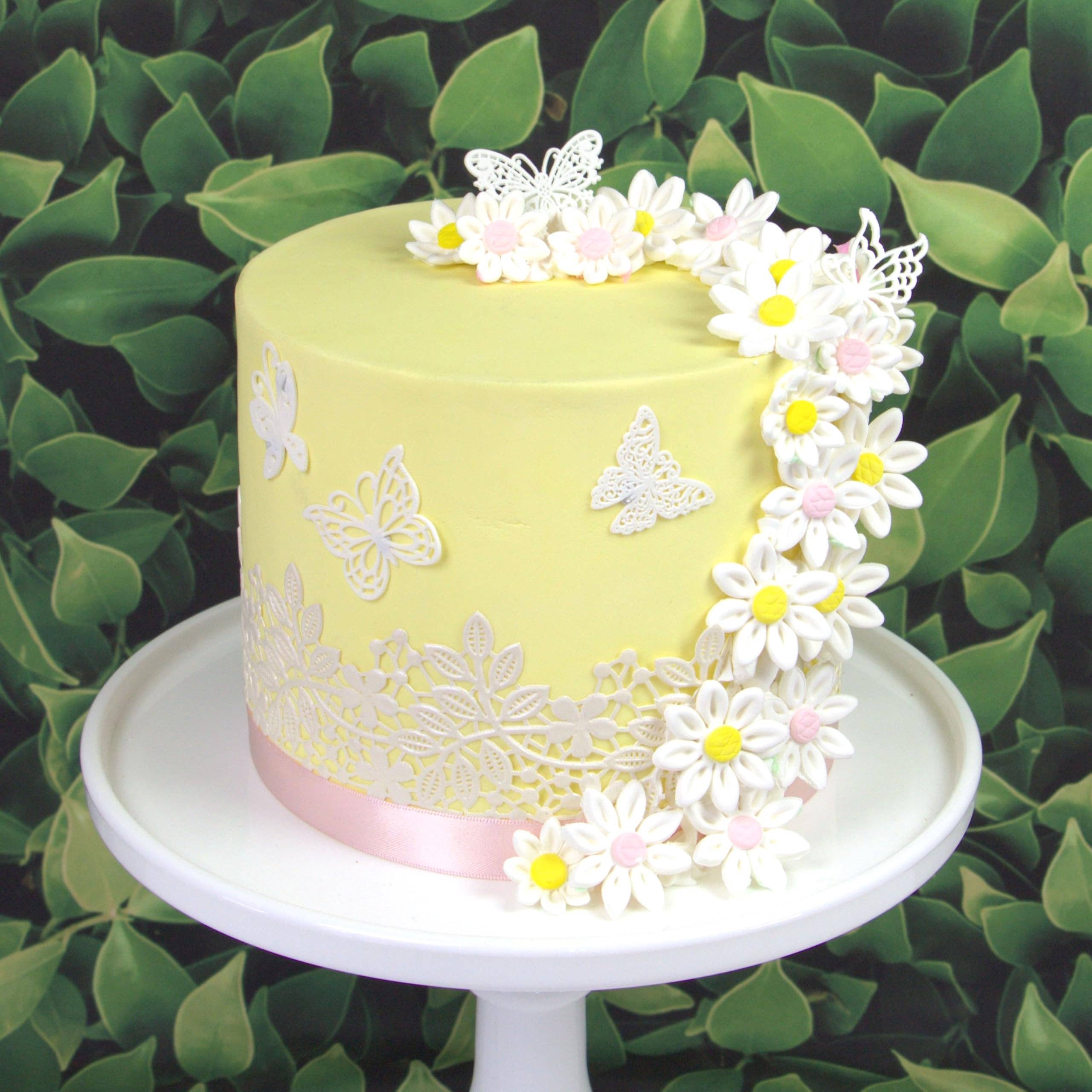 Global Sugar Art - Wholesale Cake/cupcake topper - Edible Daisy Cake Decorations, White and Pink Sugar Flowers, Unwired 1 Inch, Daisy Cupcake Toppers, Edible Flowers Cake Decorations by Chef Alan Tetreault, Global Sugar Art1