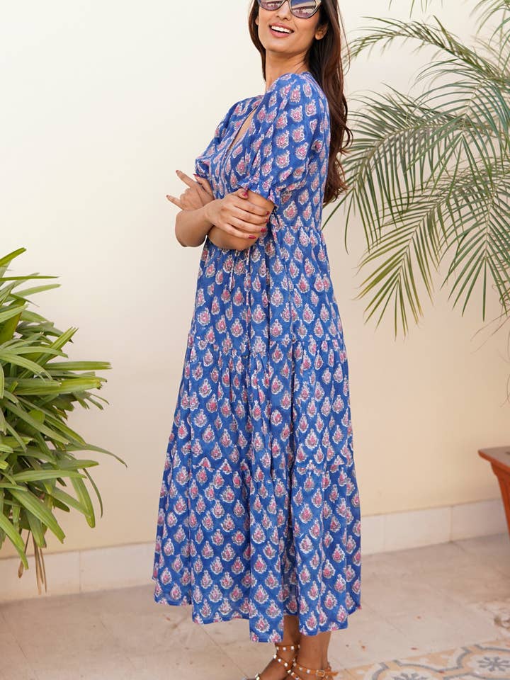 Omlottklänning med fickor. Maxiklänning, blocktryckt bomull strandklänning för wholesale av La Mandarine