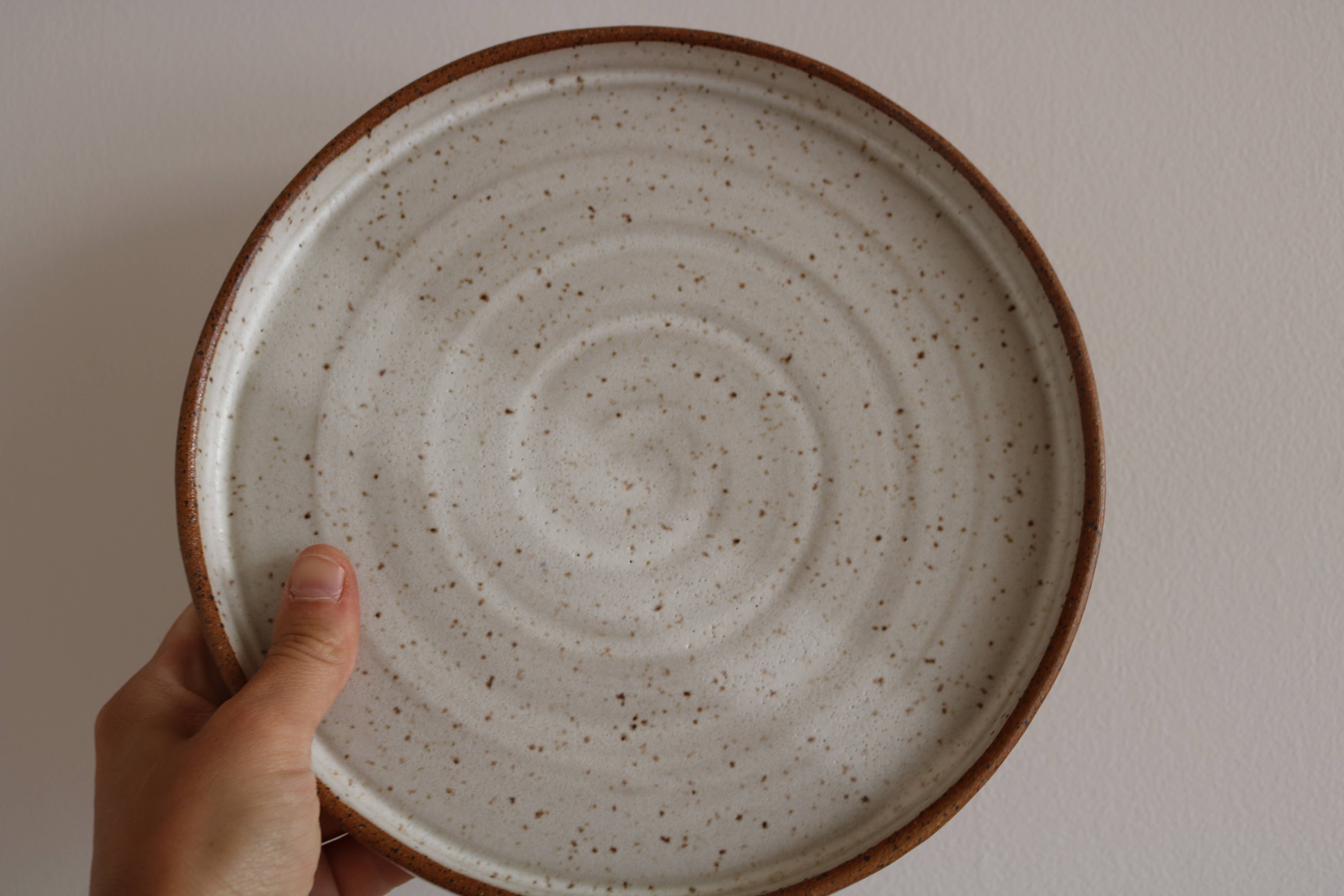 KJ Pottery - Wholesale Borden - Handgemaakte dinerborden van ijzerrood steengoedklei1