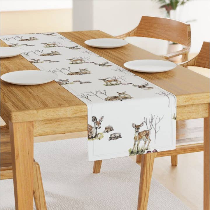 Forest Friends : chemin de table en forme de cerf pour la vente par Fox & Willow Design Studio
