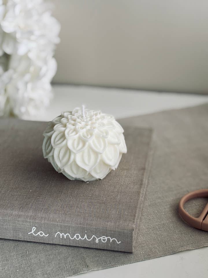 Lotus XL - decorative candle for wholesale by Maison Carona