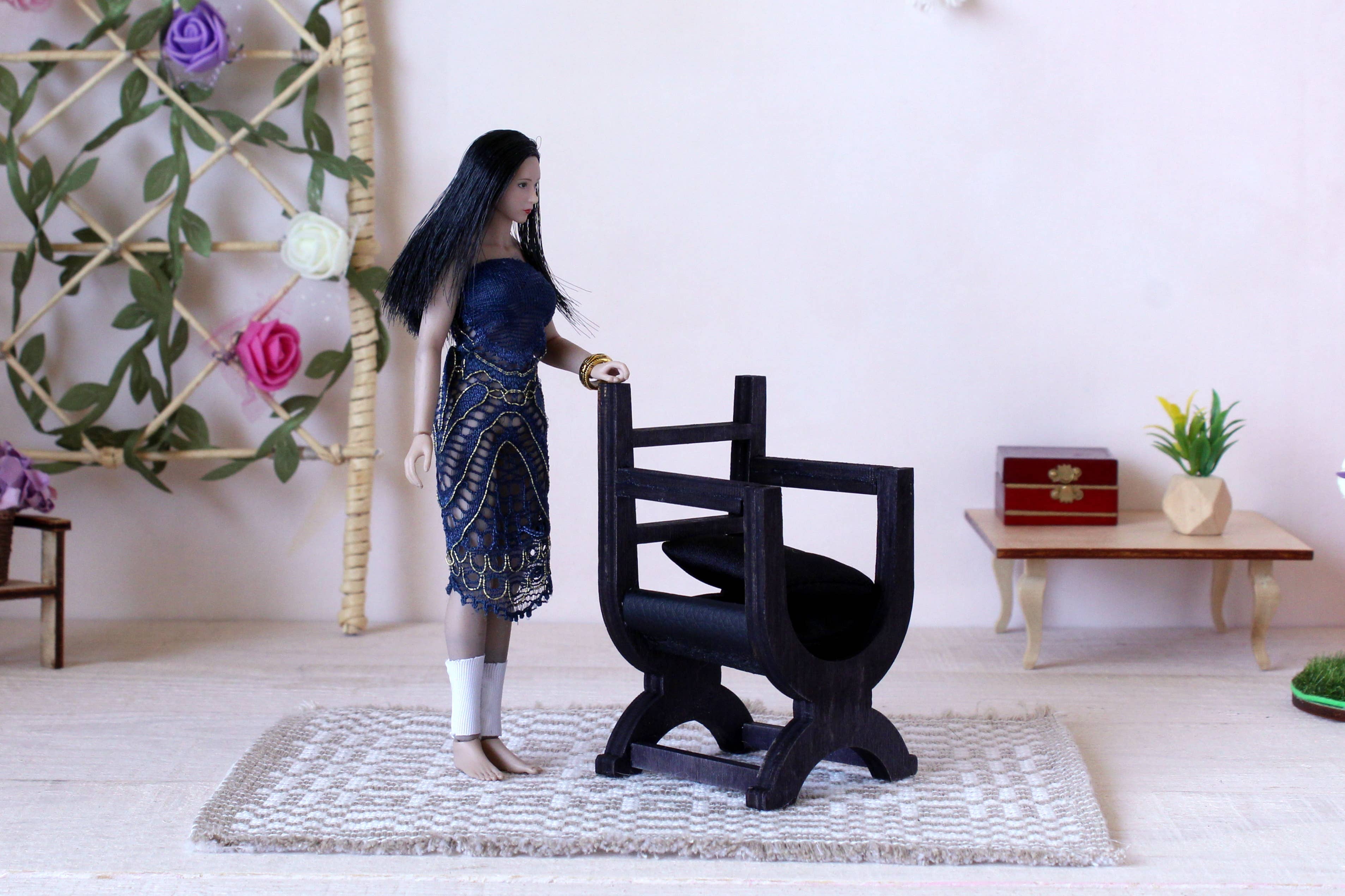 Lenasminiland – Großhandel Puppenzubehörset – Kinder – Miniatur-Tudor-Stuhl, X-gerahmte Königin Mary Sessel Replik13