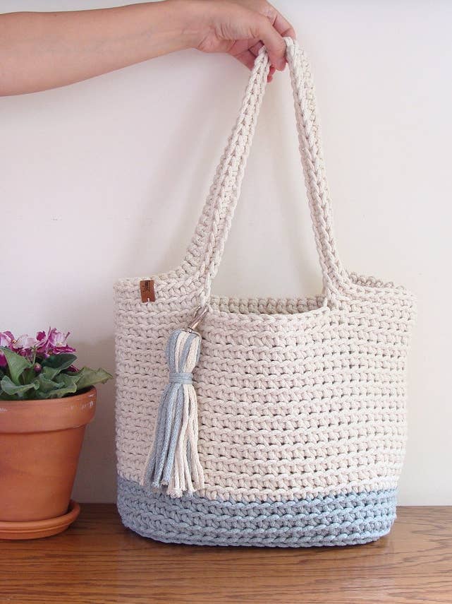 Two-toned basket bag with tassel for wholesale by Woolfans