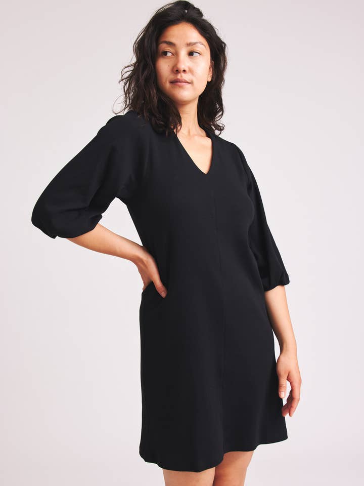 Bruni - kort klänning med v-ringning och puffade ärmar i svart för wholesale av Baìge the Label