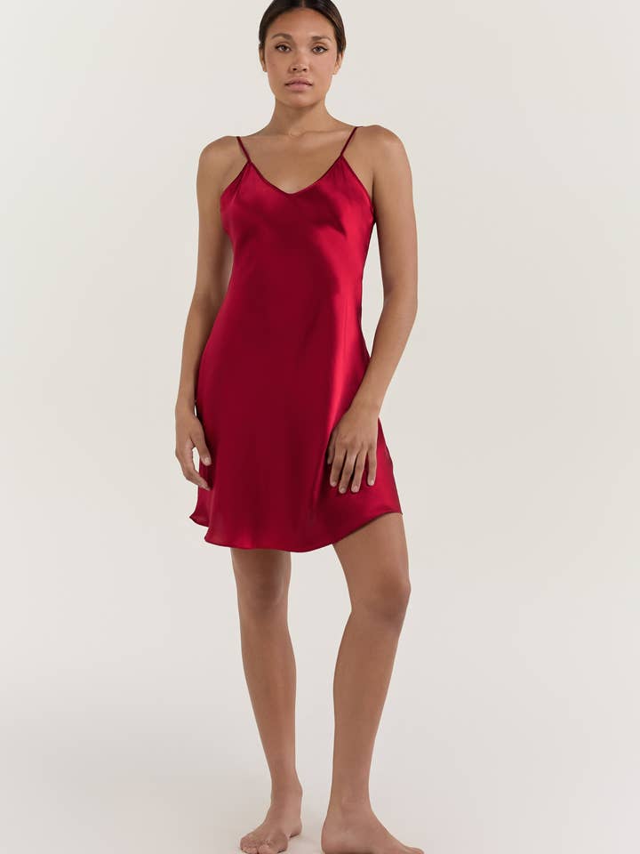 Natkjole i ren silke med spaghetti-stropper i bordeauxrød for engroshandel hos Jasmisilk
