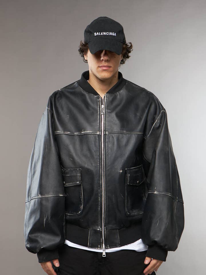 Collegejacka i överdimensionerad läder med klockärm och vintagestil för wholesale av LAB22